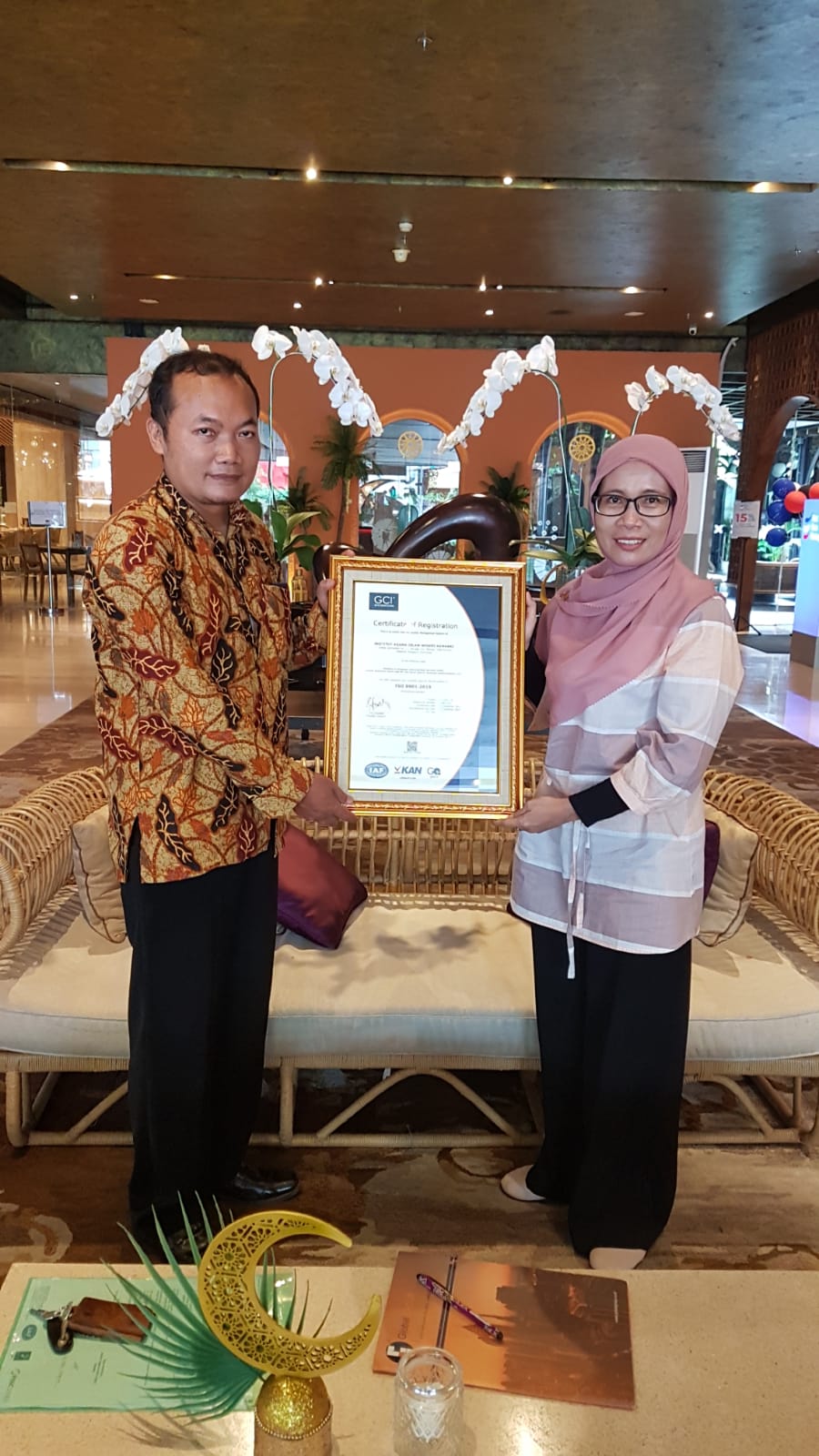 Ketua LPM IAIN Kendari saat menerima sertifikat Quality Management System (QMS) International Standardization Organization (ISO) 9001:2015