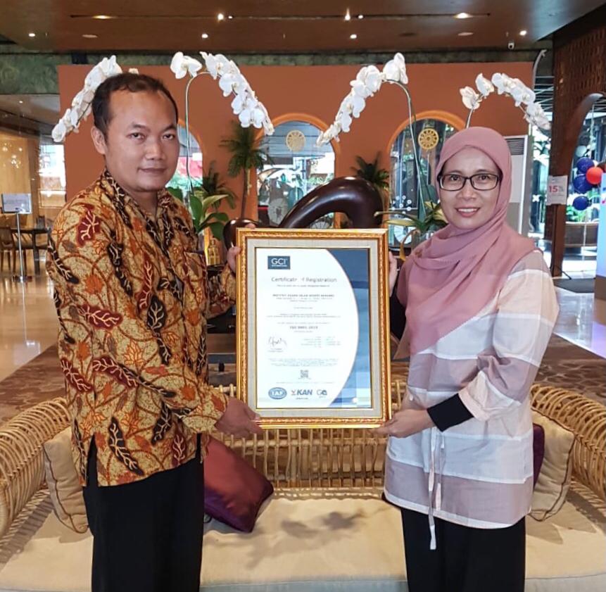 Ketua LPM IAIN Kendari saat menerima sertifikat Quality Management System (QMS) International Standardization Organization (ISO) 9001:2015